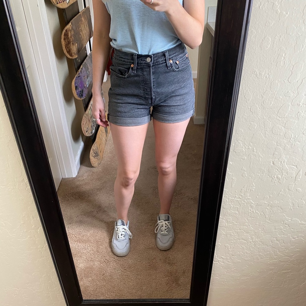 Authentic Levi’s Grey HR Jean Short 🦋